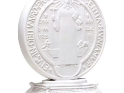 Medalha São Bento – Pó de mármore – 18 cm
